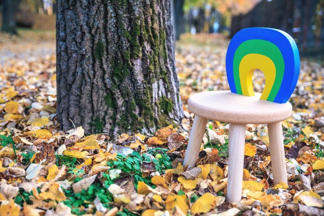 Dětská stolička z přírodního korku s dřevěnýma nohama nabízí stabilitu a přitom lehkost umožňující manipulaci nejen dospělému, ale i malému dítěti.