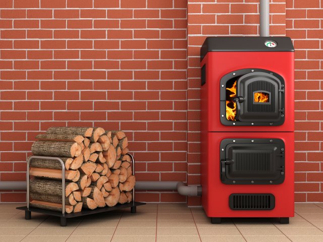 Kotle spalující biomasu jsou uzpůsobovány tak, aby docházelo k co nejefektivnějšímu spalování s efektivitou nad 90 %. Autor: Oleksandr Delyk, Shutterstock