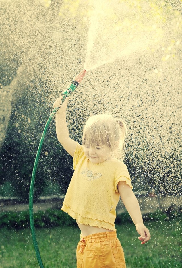 Voda v zahradní hadici či sprše může klidně pocházet z akumulační nádrže na dešťovou vodu či dokonce ze zahradního jezírka. Autor: itsmejust, Shutterstock