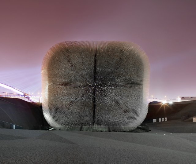 Architektonické studio Thomase Heatherwicka mělo na svědomí také například britský pavilon pro šanghajské Expo, které proběhlo v roce 2010. Pod oficiálním názvem „Pavilon nápadů“ a neoficiálním „Chlupatá kostka“ se skrýval objekt pokrytý akrylátovým chmýřím vlajícím ve větru. Autor: Heatherwick Studio, Hufton & Crow