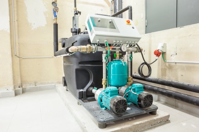Systém akumulace dešťové vody s čerpadlem slouží k pohonu dešťové vody směrem ke splachovací nádržce toalety. Autor: Marcel Derweuduwen, Shutterstock