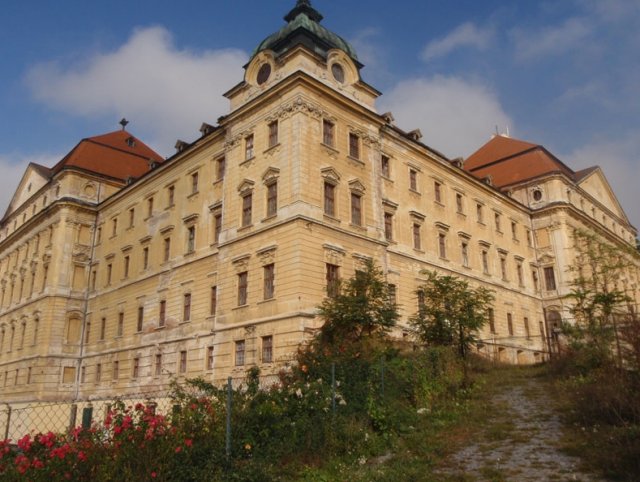 Loucký klášter patří k brownfieldům, které jsou pod památkovou ochranou a jejich regenerace je proto ještě složitější než v jiných případech. Zdroj: www.brownfieldy-jmk.cz