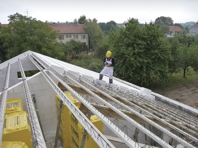 Úvodní fáze z montáže těžké šikmé střechy ze systému YTONG