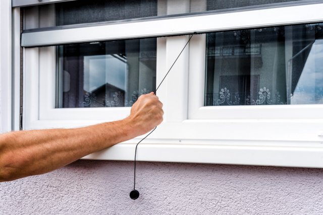 Okenní sítě proti hmyzu vám zajistí klidné spaní. Mezi druhy sítí je oblíbená zejména ta rolovací. Autor: GagoDesign, Shutterstock