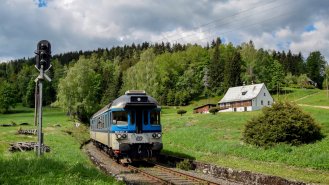 Dráha Tanvald–Harrachov patří k nejkrásnějším českým železničních tratím. Doposud na ní panuje pravidelný provoz i občasné výletní jízdy parními vlaky.