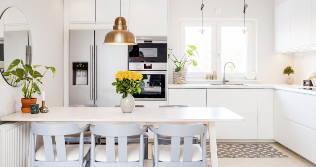 Hlavní stropní svítidlo by mělo rovnoměrně osvětlovat celou kuchyň. Zdroj: Anna Andersson Fotografi, Shutterstock