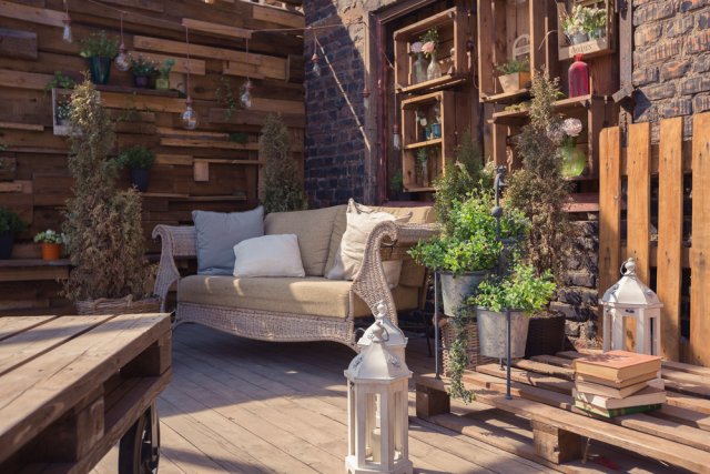 Palety jsou velmi oblíbeným materiálem pro výrobu zahradního nábytku. Hodí se i na terasy, kde mohou sloužit jako stůl, sedací nábytek či stojany na květiny. Autor: PinkyWinky, Shutterstock