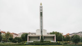 Kostel svatého Václava v pražských Vršovicích je dílem slavného Josefa Gočára, který jeho věž prosvětlil pomocí luxfer. Autor: franz12, Shutterstock