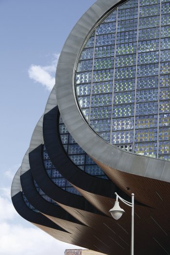 Budova centra umění ve španělském Alcobendas vyrábí elektrickou energii pomocí 542 průhledných fotovoltaických modulů zabudovaných v oknech. Celkový výkon elektrárny činí 22,48 kW. Zdroj: Clavivs, Shutterstock
