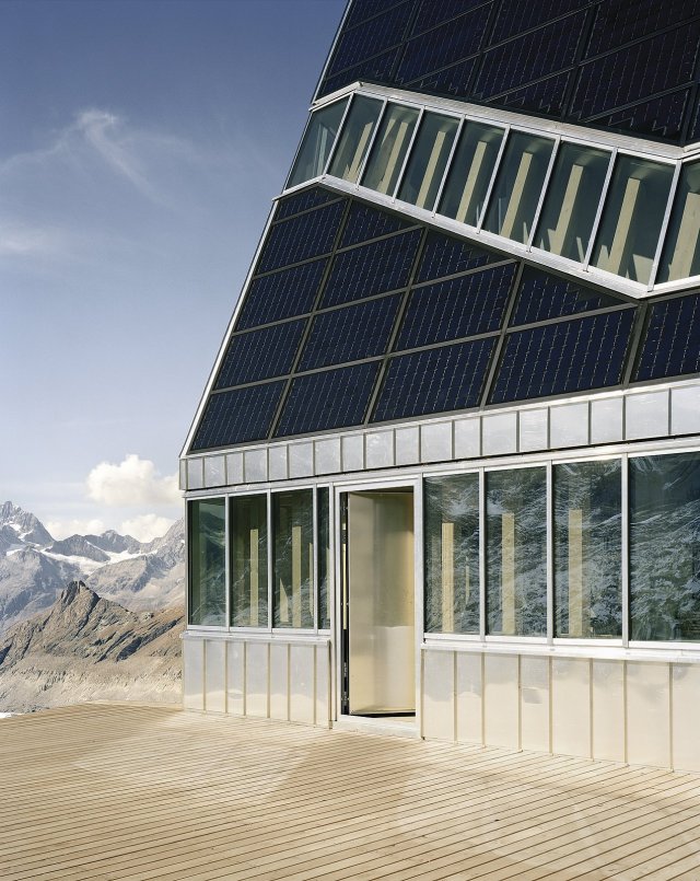 Ve švýcarských Alpách se nachází unikátní stavba, jejíž jižní fasáda je osazena solárními panely. Kostru stavby tvoří dřevěná konstrukce na základu ocelového roštu. Elektrickou energii potřebnou k provozu a vytápění si objekt vyprodukuje z 90 % sám. Zdroj: VELUX