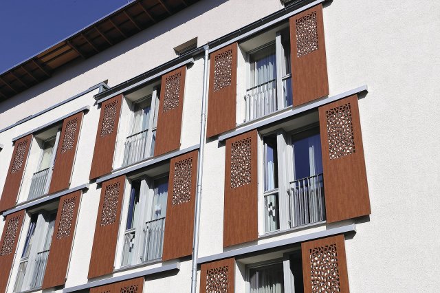 Posuvné okenice představují výrazný estetický a funkční prvek moderních budov. Zdroj:  U. J. Alexander, Shutterstock