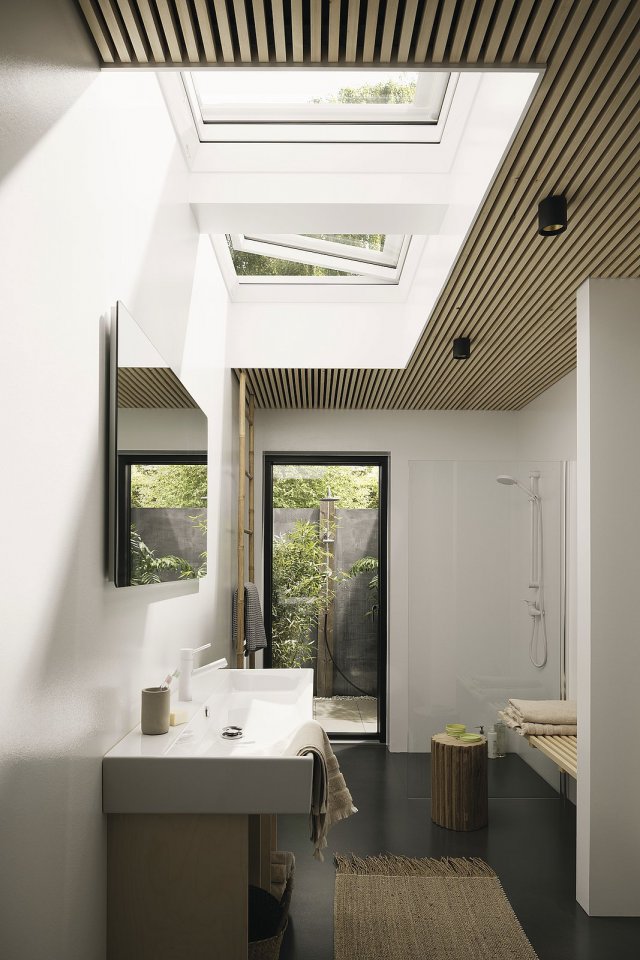Pokud má váš dům plochou střechu, můžete přivést více světla do interiéru pomocí VELUX světlíků. Vybírat lze jak mezi klasickým kopulovitým tvarem, tak plochým elegantnějším a odolným zasklením. 