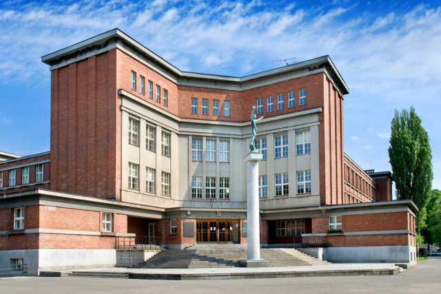 Gymnázium J. K. Tyla, Hradec Králové, foto: kaprik, Shutterstock 