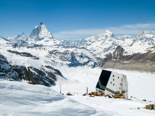 Chata postavená poměrně nedávno v horském masivu Monte Rosa ve švýcarských Alpách má v jižní fasádě integrovány fotovoltaické články (na celkové ploše 122 m2). V přilehlém okolí budovy jsou také umístěny solární kolektory. Autor: makasana photo, Shutterstock