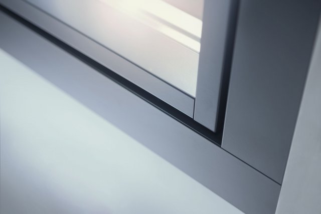 Díky inovaci v podobě nové generace kompozitního materiálu RAU-FIPRO X má teď okenní
systém GENEO lepší torzní tuhost i větší odolnost proti ohybu.