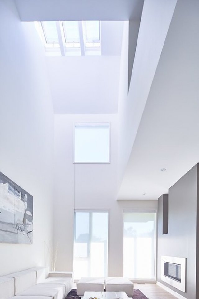 I takto prosvětleného interiéru lze dosáhnout, a to především střešními okny. Skrz ně dovnitř prostupuje nejvíce světla. Lze je přitom díky sadě VELUX Solar Integrator integrovat i do fotovoltaické střešní krytiny. Zdroj: VELUX