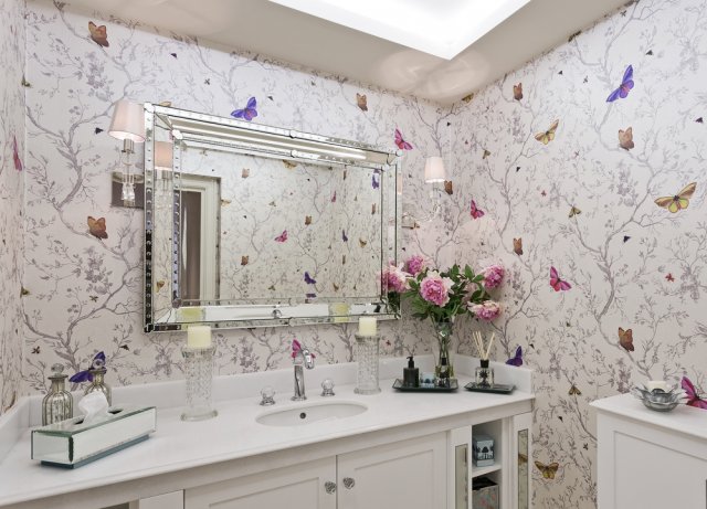 Tapety dokážou dodat koupelně šmrnc, kterého lze s klasickými dlaždicemi dosáhnout jen stěží. Zdroj: yampi, Shutterstock