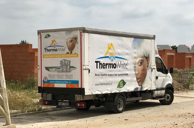 Vůz s technickým a materiálovým zázemím pro realizaci izolací Thermowhite. Vedle hlavního materiálu, kuliček EPS, dopravují tato vozidla na místo stavby především míchací zařízení, pneunatický hadicový dopravník, speciální kapalné pojivo a další nezbytné technické a materiálové zázemí této technologie.