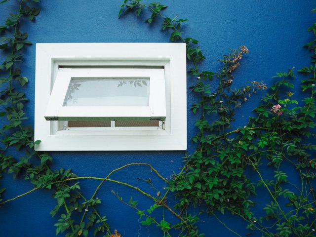 Jediným spolehlivým řešením, které dokáže snížit vlhkost vzduchu v koupelně, je funkční odvětrávací systém, ať už v podobě okna, ventilátoru, či obojí. Zdroj: Arak Pannoi, Shutterstock