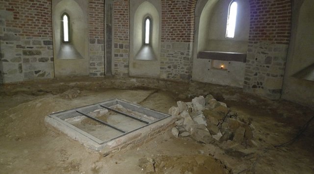 Ve východní části krypty byly vykopány základy původního oltáře. Autor fota: Josef Šanda