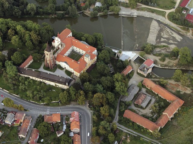 Letecký pohled na Sázavský klášter, zdroj: Wikipedia, Zdeněk Fiedler