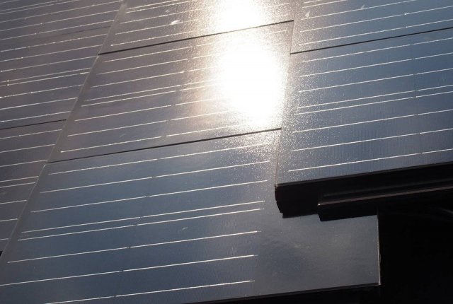 Detailní pohled na střešní krytinu Generon. Jmenovitý výkon jedné střešní fotovoltaické tašky činí 15 Wp, což odpovídá cca 160 Wp/m2