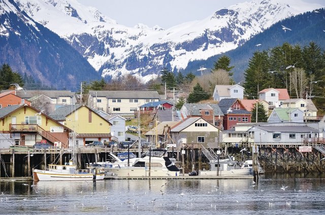 Osada Sitka, Aljaška, USA. Místní lidé zde vědomě nebo spontánně volí světlé barvy střech a fasád svých obydlí. Ty za dne odrážejí horké sluneční záření, a brání tak přehřívání domu. Naopak v noci sálají k ledové obloze (se sálavou teplotou kolem -40 °C) jen malý zlomek tepla (v porovnání s tmavými povrchy), čímž dům chrání před prochlazením. Foto: Shutterstock