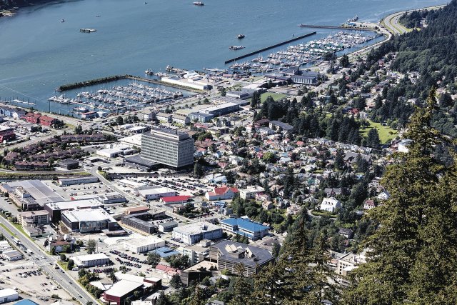 Pohled na Juneau s marinou v pozadí, hlavní město státu Aljaška, USA. Převažují zde bílé, světlé a zářivé barvy střech i fasád, které se odvděčí v létě i zimě tím, že významně snižují spotřebu energie ke chlazení, resp. vytápění. Foto: Shutterstock