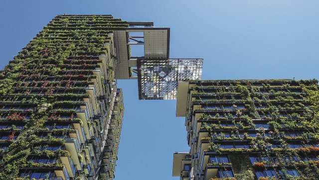 Téma zelených fasád se týká i vícepodlažních staveb jako je budova One Central
Park na předměstí Chippendale v australském Sydney (foto SAKARET, Shutterstock)