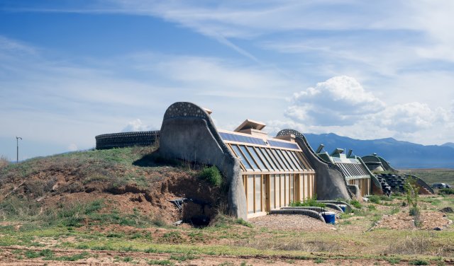 Permakultura podporuje využívání recyklovaných materiálů a alternativních energetických zdrojů. Na obrázku stavba sestavená převážně z odpadu – Zeměloď. Autor: IrinaK, Shutterstock