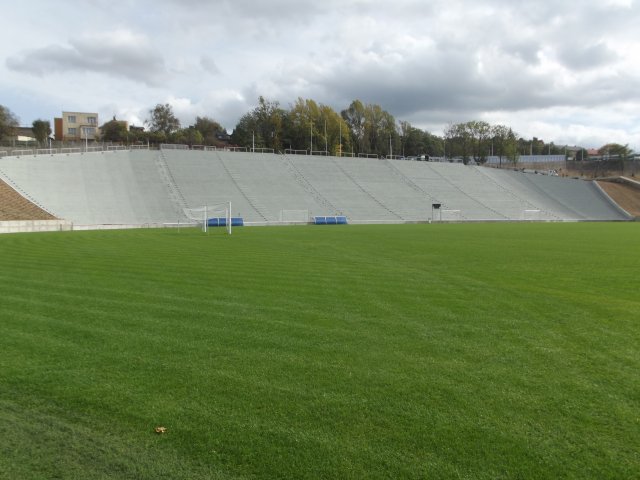 Pohled na nové hřiště z tribuny
