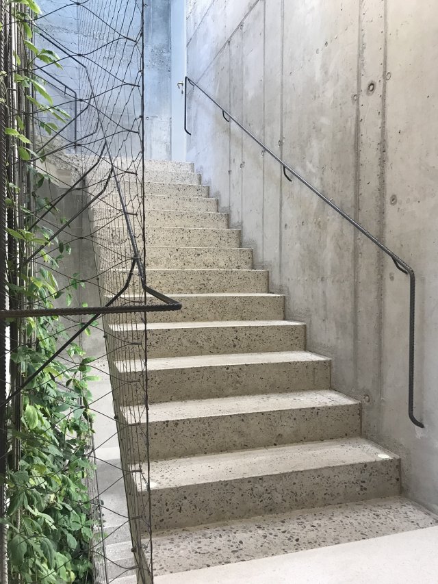 Pro realizaci schodišť ve Šporkovském paláci byl použit barevný beton Colorcrete v odstínech bílého, hnědého a černého barevného betonu 