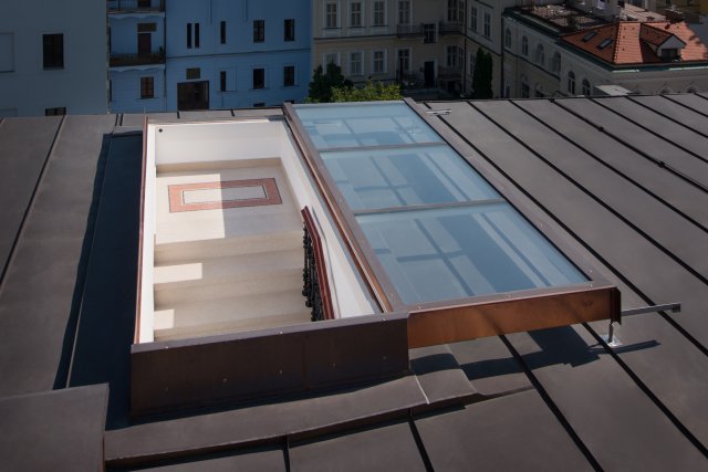 Posuvné střešní dveře Solara na střeše pražského hostelu