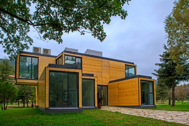 Dřevostavba s velkoformátovými okny je také řazena mezi "zelené" stavby. autor: Artem Avetisyan, Shutterstock