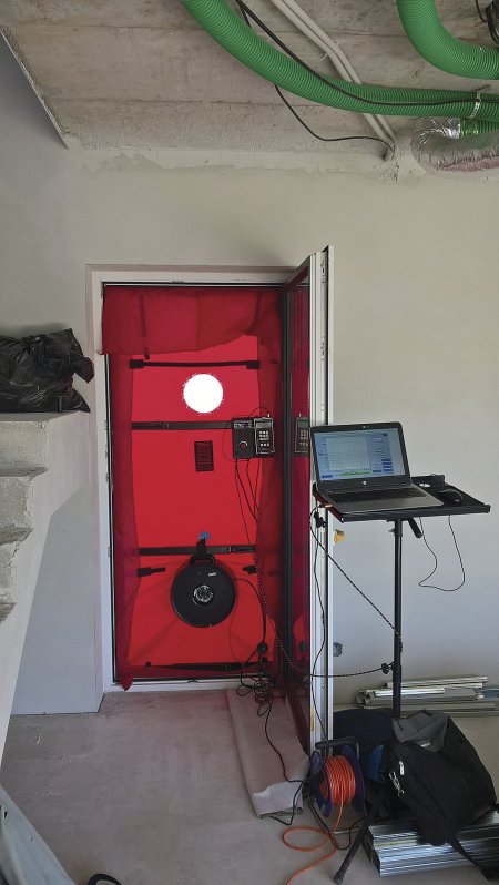 Blower door test je metoda měření těsnosti
staveb pomocí tlakového spádu