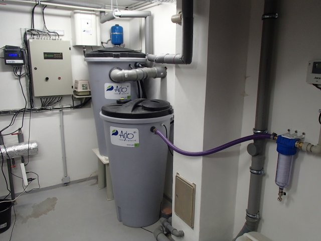 Systém recyklace šedé vody: Voda ze sprchy putuje do akumulační nádrže, kde dojde k jejímu mechanickému přečištění. Následně je přečerpána do sousední nádrže, v níž voda zůstává uložena a je připravená k druhotnému využití. foto: archiv firmy Asio