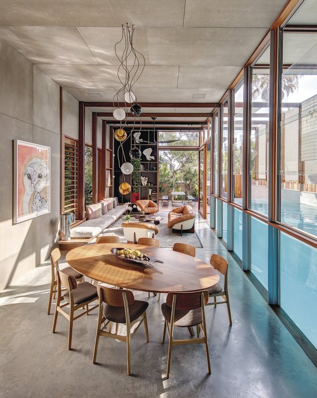Jídelní a obývací prostor jsou vizuálně propojené s bazénem