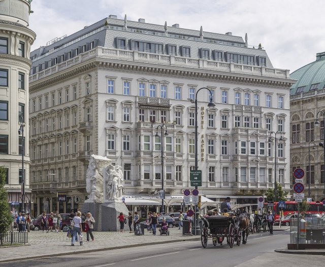 Hliníkovou střechu o celkové rozloze 2700 m2 získal v roce 2004 i známý hotel Sacher
(foto: posztos, Shutterstock)