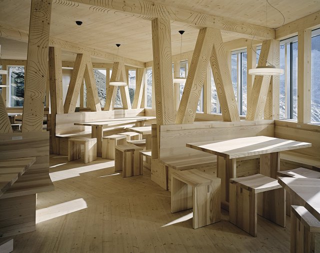Také interiéry Monte Rosa Hut byly do puntíku promyšleny a výsledkem je prosvětlený designový
prostor