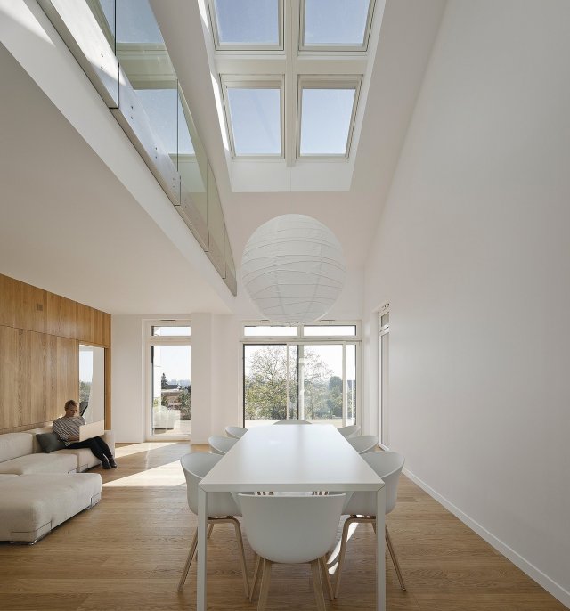 Interiér francouzského aktivního domu Maison Air et Lumière je díky konceptu výrazně šikmé
střechy schopen maximálně využít sluneční záření