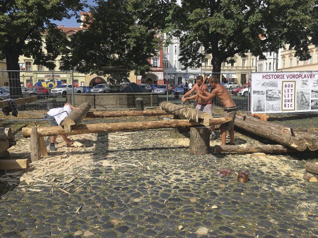 Příprava jednotlivých prvků krovu na náměstí s využitím tradičních metod opracování dřeva