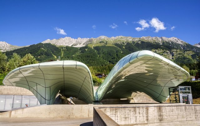 Zaha Hadid, autorka stanic lanové dráhy Hungerburgbahn, vytvořila stavby, které na pohled vypadají, že levitují. foto: ELEPHOTOS