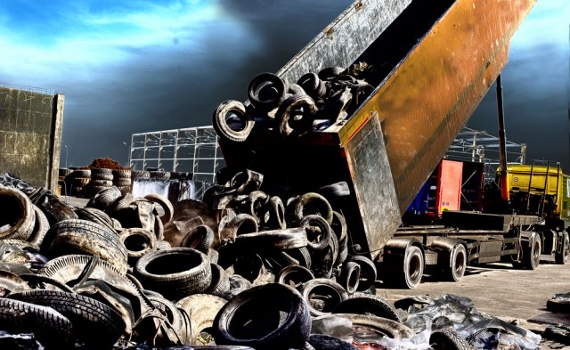 Za jedno z nejvýznamnějších ekologických rizik je považován odpad v podobě pneumatik. foto: Budimir Jevtic