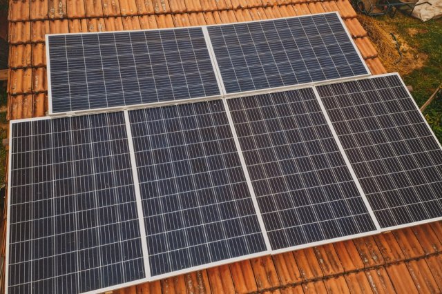 Energie zachycená fotovoltaickými panely je ukládána do baterií typu LiFePo4, jejichž životnost v běžném denním provozu činí více než 6000 cyklů