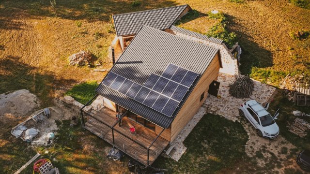 Tato fotografie ilustruje jiný energeticky soběstačný dům nacházející se na samotě ve Zlínském kraji. Jeho majitel – pan Martin Ručka – zde využívá jak solární energie, tak akumulačního zařízení Savebox Home. V období zimního nedostatku slunečního svitu pak vytápí dřevem v krbu