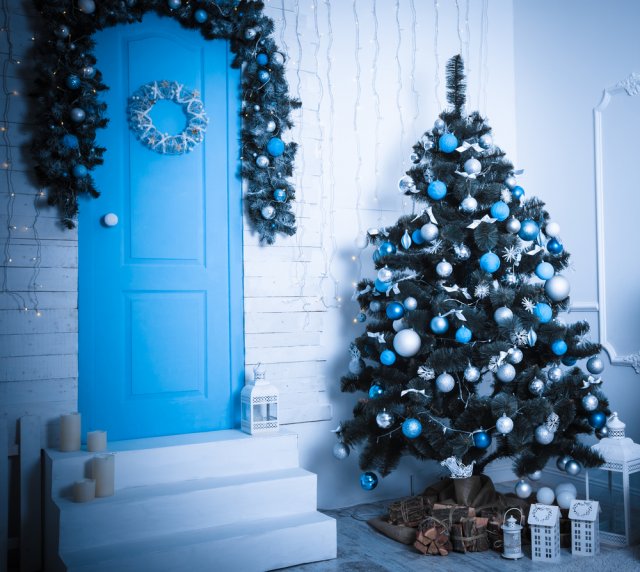 Modrá barva je o Vánocích spojována s Pannou Marií. Nebojte se jí a zařaďte ji do svého svátečního interiéru klidně také. autor: levgeniy Meyer