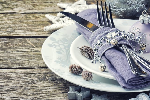 Purpurová a fialová se hodí jak na vánoční stromek, tak jako barva svátečního prostírání. Autor: symbiot, Shutterstock