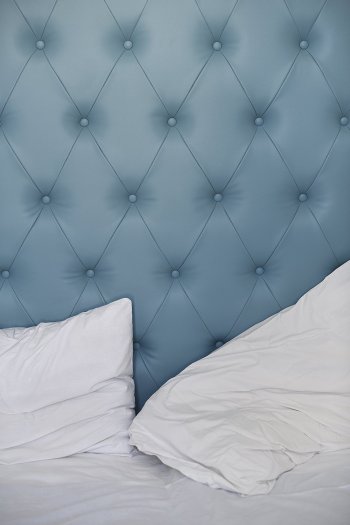 Polstrování za postelí není nejlevnější záležitostí, ale zato se jedná o velmi účelný dekorační prvek. Zdroj: Bobica10, Shuttestock.