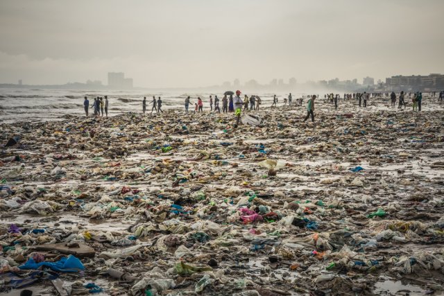 Odpadky pokrytá pláž v indické Mumbai. (autor: StevenK, Shutterstock)