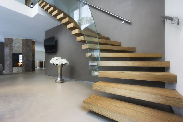 Samonosné schody působí velmi vzdušně. Je však možné je kotvit jen do nosné stěny. Foto: federico rostagno, Shutterstock